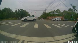 INSTANT KARMA: Moped rider gets impatient, skips lights and gets caught (Dashcam Video)