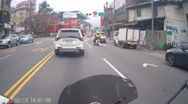 POLICE CHASE: Traffic warden forced to prioritise (red light runner)
