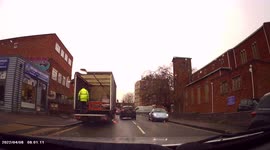 DASHCAM - Impatient Driver drives on pavement to get around van in Southampton!