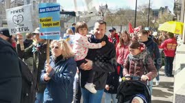 'Putin out!' - Londoners march in solidarity with Ukraine
