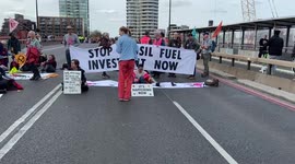 Extinction Rebellion block Lambeth and Vauxhall Bridges in London