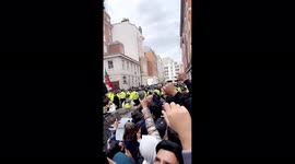 UK: PTI Supporters Confront PMLN Supporters Outside Nawaz Sharif’s Residence In London