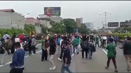 One Police Member Becomes a Mass Rage When Preventing a Demonstration in the Highway