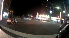 INSTANT KARMA: Traffic warden catches moped rider who skipped red light (Dashcam Video)