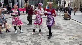 Extinction Rebellion activists cause chaos at Lloyd’s in City of London