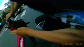 Accident: Taxi driver blocks moped riders vision causing them to crash (Dashcam Video)