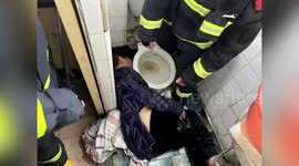 Chinese firefighters use soap water to remove man’s head out from narrow gap behind toilet