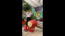 The Vietnamese man uses his nose to lift a giant drum and play drum