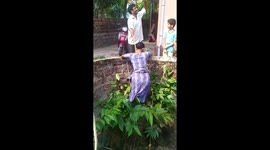 Brave woman lowered down into well to rescue cat in India