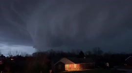 US: Huge Cloud With Lightning Looms Over Louisville Amid Tornado Warning 2