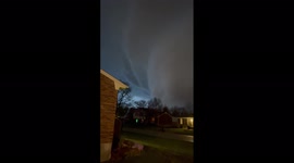 US: Huge Cloud With Lightning Looms Over Louisville Amid Tornado Warning 3