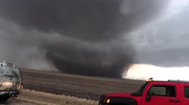 Canadian storm chaser has close encounter with large tornado in Iowa