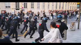 Tension in Paris: police run toward protesters to disperse crowd