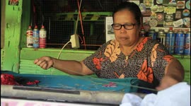 Indonesian embroiderer creates rare motifs ahead of Iftar