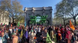 Extinction Rebellion drops End Fossil Fuels Now banner over Marble Arch