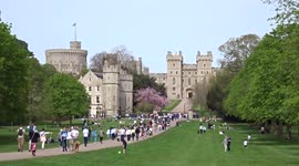 Crowds of visitors enjoy fabulous weather in Windsor on Easter weekend
