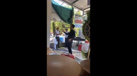 Vietnamese man used his mouth to hold the blade and juggle balls and glasses