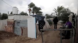 Palestinians live in the wild in the freezing cold in the Gaza Strip