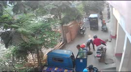 watch - Women fell into an open manhole while talking onto a phone in Patna