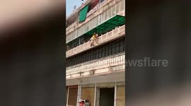 Brave cops risk lives to rescue six people as fire breaks out in residential building in northern India