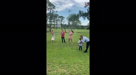 'Mom-to-be plays her late dad's song at her gender reveal party *Emotional*
'