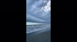Huge roll cloud hits South Carolina skies