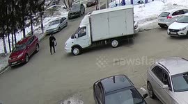 Heroic passer-by stops out-of-control truck rolling into a car with his bare hands