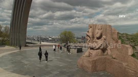 'Friendship' monument for Russia and Ukraine torn down in Kyiv