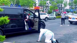 Chinese hotel security guard bows to late father's picture after being unable to visit him due to COVID-19 restrictions