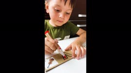 Handy dad makes ABC flashcards so his pre-school age kids can learn English