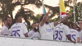 El Real Madrid vence al Espanyol y se proclama campeón de Liga y lo celebran en la fuente de cibeles de Madrid