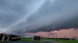 US: Stunning Shelf Cloud Looms Over Columbus, OH