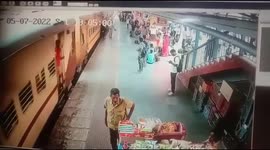 Watch - Women passenger life saved by a quick railway police at jodhpur station