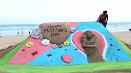 Artist crafts beautiful Mother's Day sculpture on Indian beach