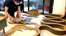 Chinese man uses 35kg of cardboard to make scratching post for his cats