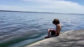 Adorable cube trays hilariously to walk up a slimy ramp and keeps sliding back into lake
