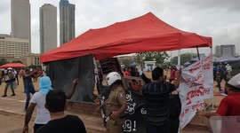 Curfew imposed in Sri Lanka after political clashes in capital and resignation of PM