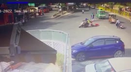 Video captures chilling moment of robbers snatching bag from woman in central India