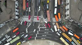 Video shows the struggle of an ambulance to make its way in the middle of rush hour traffic and the little collaboration of the drivers