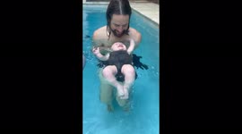 'This video of an infant learning to stay afloat is both IMPRESSIVE & PEAK CUTENESS 
'