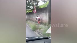 Cyclist shows off impressive skills by speeding down sidewalk in Brazil