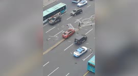 Youngsters rush to help driver after road barrier crash in China