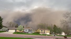 US: Wall Of Dust Approaches Sioux Falls As Storms Roll Through Eastern South Dakota 2