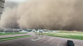 Ominous dust storm rolls into Sioux Falls in South Dakota before more extreme weather