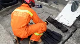 Unique Evacuation. East Jakarta Firefighters Evacuate Residents' Banknotes Fall into Waterways