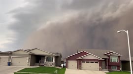 US: Wall Of Dust Approaches Sioux Falls As Storms Roll Through Eastern South Dakota 6