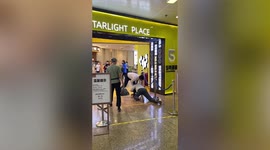 Elderly man tries to force entry into mall without mask in China