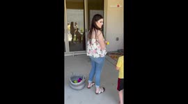 'Woman pranks niece by giving her an Easter egg with a lizard inside! 
'