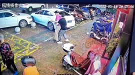 Shop owner performs Heimlich Maneuver to rescue customer choking on chilli in China