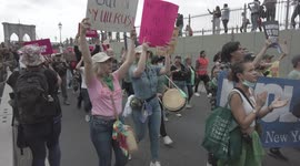 Pro-choice, pro-life march takes over Brooklyn Bridge in New York